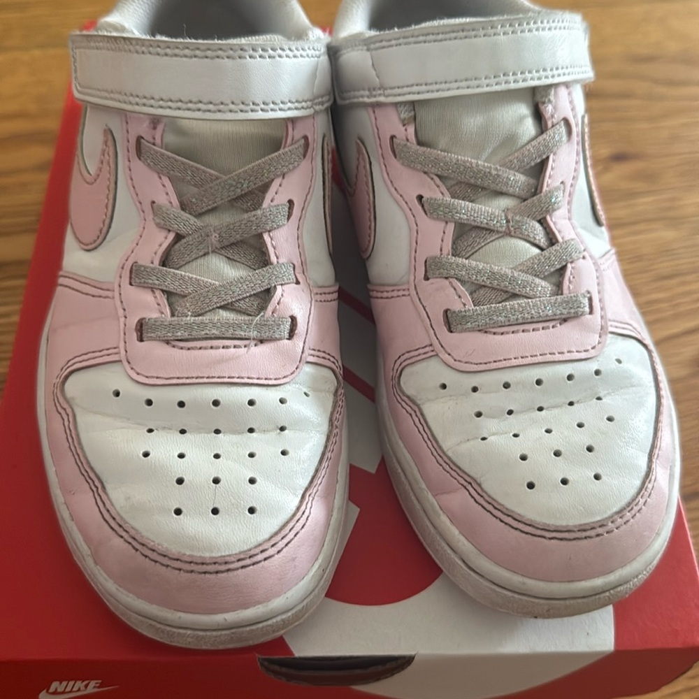 Nike sneakers for girls. - Picture 5 of 6